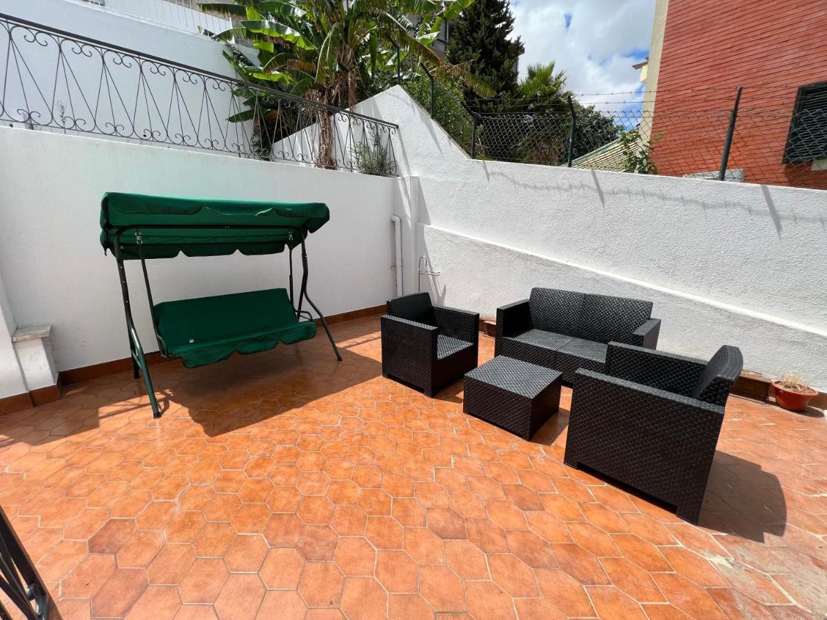 Oeiras Beach Private Room 9 - Double Bedroom With Shared Bathroom & Terrace أويراس المظهر الخارجي الصورة
