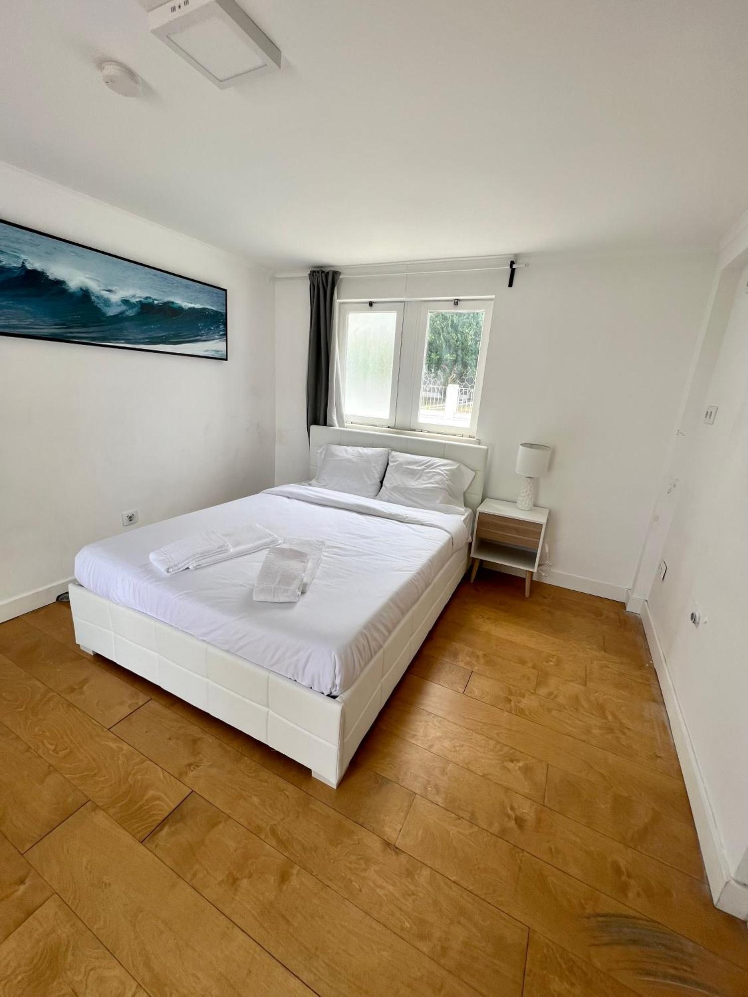 Oeiras Beach Private Room 9 - Double Bedroom With Shared Bathroom & Terrace أويراس المظهر الخارجي الصورة