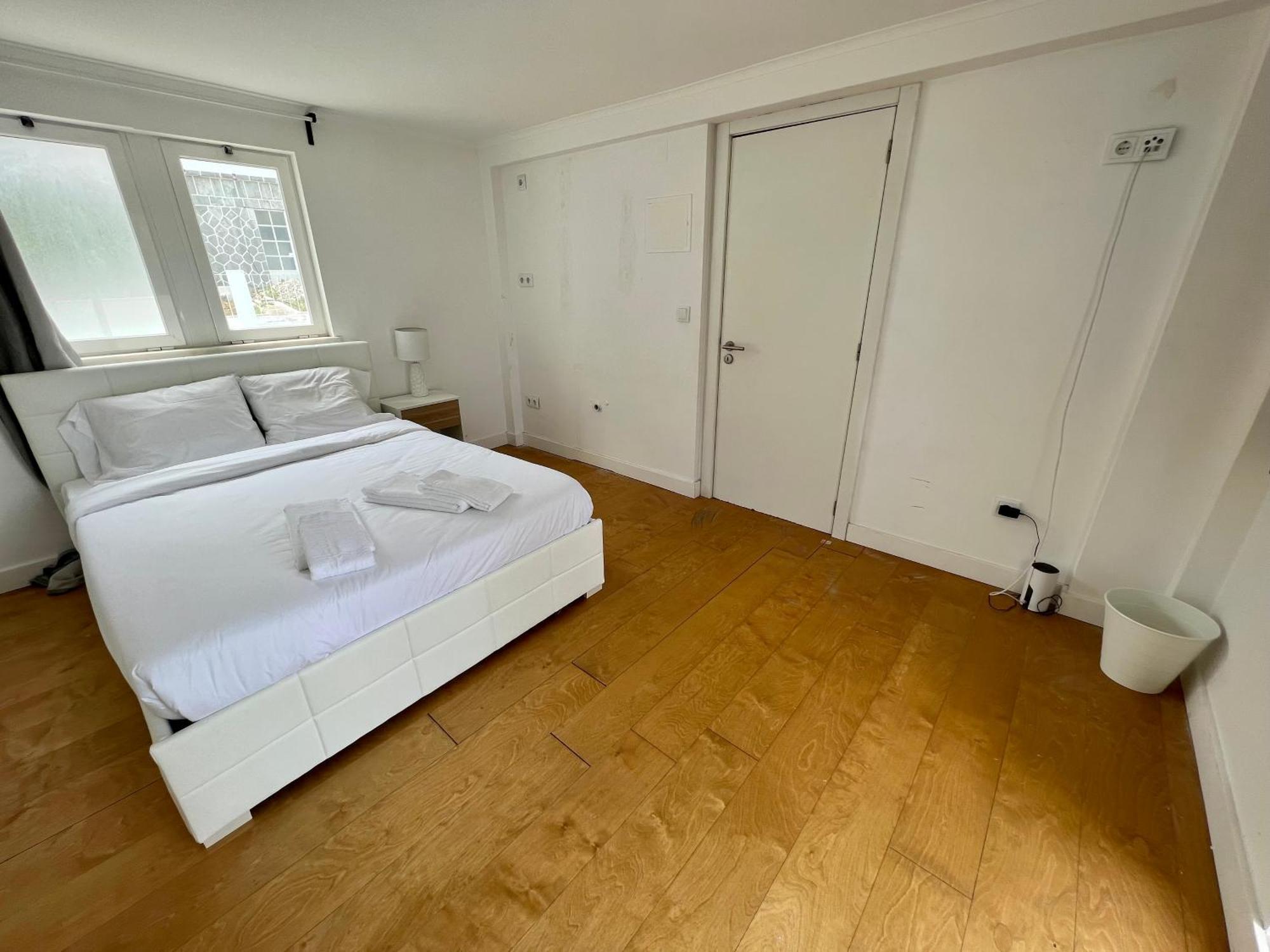 Oeiras Beach Private Room 9 - Double Bedroom With Shared Bathroom & Terrace أويراس المظهر الخارجي الصورة